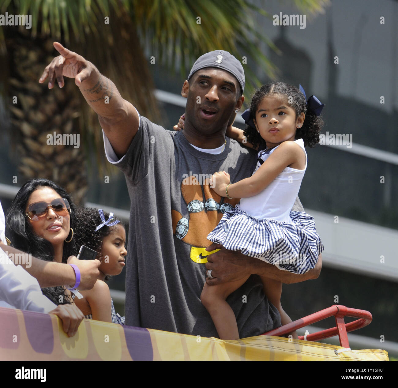 Kobe Bryant prend l'autobus avec sa femme et ses filles, comme le champion NBA 2009 Lakers célèbrent leur 15e titre de champion NBA avec un défilé à Los Angeles le 17 juin 2009. (UPI Photo/ Phil McCarten) Banque D'Images