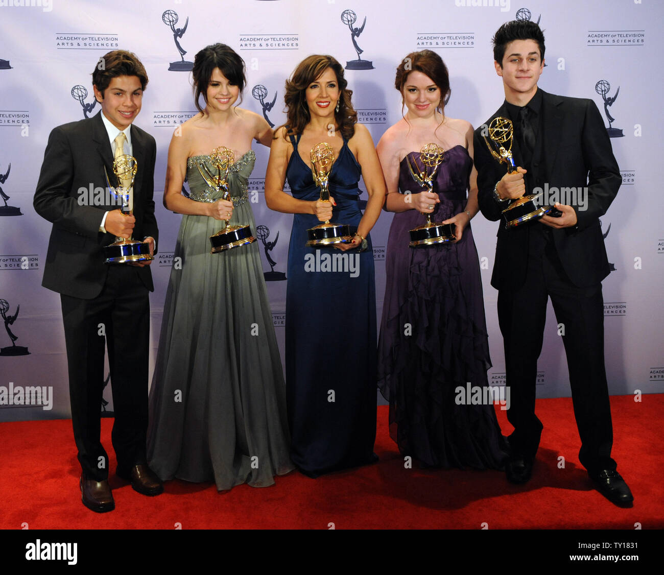 Les Sorciers De Waverly Place Acteurs De Gauche Jake T Austin Selena Gomez Maria Canals Barrera Jennifer Stone Et David Henrie Apparaissent En Coulisses Apres Le Spectacle A Remporte Un Emmy Pour