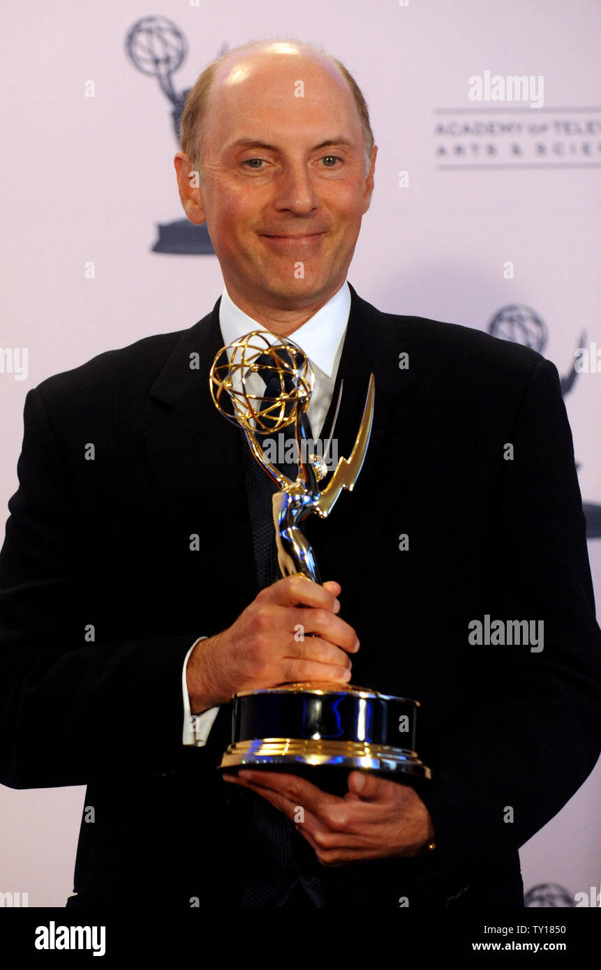 Dan Castellaneta, la voix de Homer Simpson dans l'émission de télévision 'The Simpsons', apparaît avec son backstage Emmy Award pour l'excellence de la voix sur les performances à la 2009 Primetime Creative Arts Emmy Awards à Los Angeles, le 12 septembre 2009. UPI/Jim Ruymen Banque D'Images