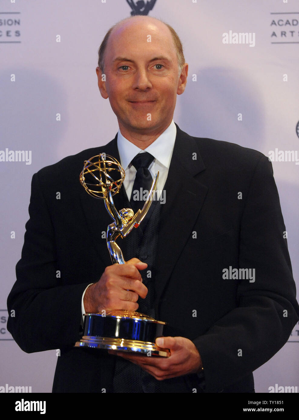 Dan Castellaneta, la voix de Homer Simpson dans l'émission de télévision 'The Simpsons', apparaît avec son backstage Emmy Award pour l'excellence de la voix sur les performances à la 2009 Primetime Creative Arts Emmy Awards à Los Angeles, le 12 septembre 2009. UPI/Jim Ruymen Banque D'Images