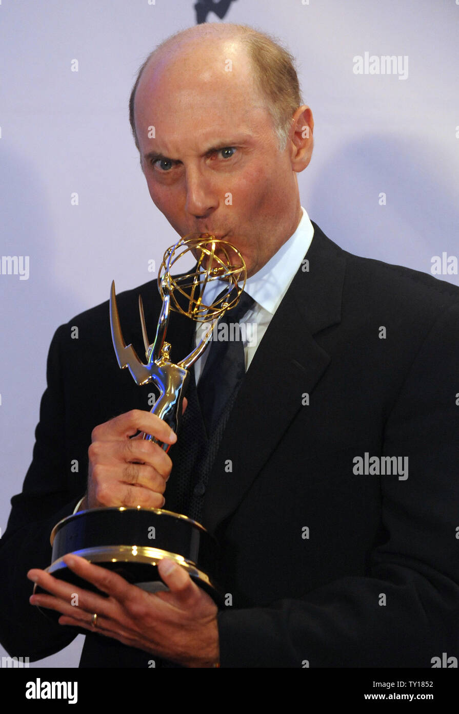 Dan Castellaneta, la voix de Homer Simpson dans l'émission de télévision 'The Simpsons', embrasse son Emmy Award pour l'excellence de la voix sur les performances à la 2009 Primetime Creative Arts Emmy Awards à Los Angeles le 12 septembre 2009. UPI/Jim Ruymen Banque D'Images