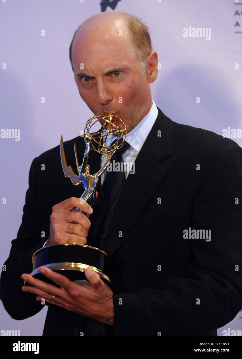 Dan Castellaneta, la voix de Homer Simpson dans l'émission de télévision 'The Simpsons', embrasse son Emmy Award pour l'excellence de la voix sur les performances à la 2009 Primetime Creative Arts Emmy Awards à Los Angeles le 12 septembre 2009. UPI/Jim Ruymen Banque D'Images