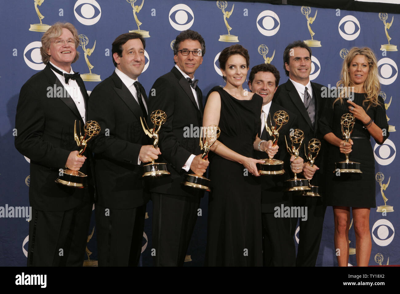 L'actrice Tina Fey (C) tient son prix avec la distribution et l'équipe de '30 Rock' à la 61e Emmy Awards à Los Angeles le 20 septembre 2009. UPI/Lori Shepler Banque D'Images