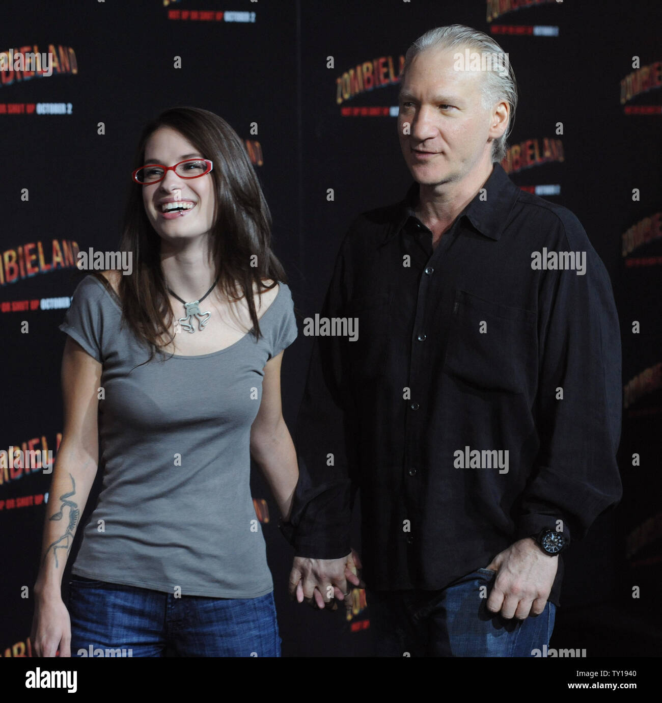 Politique TV talk-show d'accueil Bill Maher (R) et Cara Santa Maria (L) assister à la première du film horreur comédie "Zombieland" au Grauman's Chinese Theatre dans la section Hollywood de Los Angeles le 23 septembre 2009. UPI/Jim Ruymen Banque D'Images