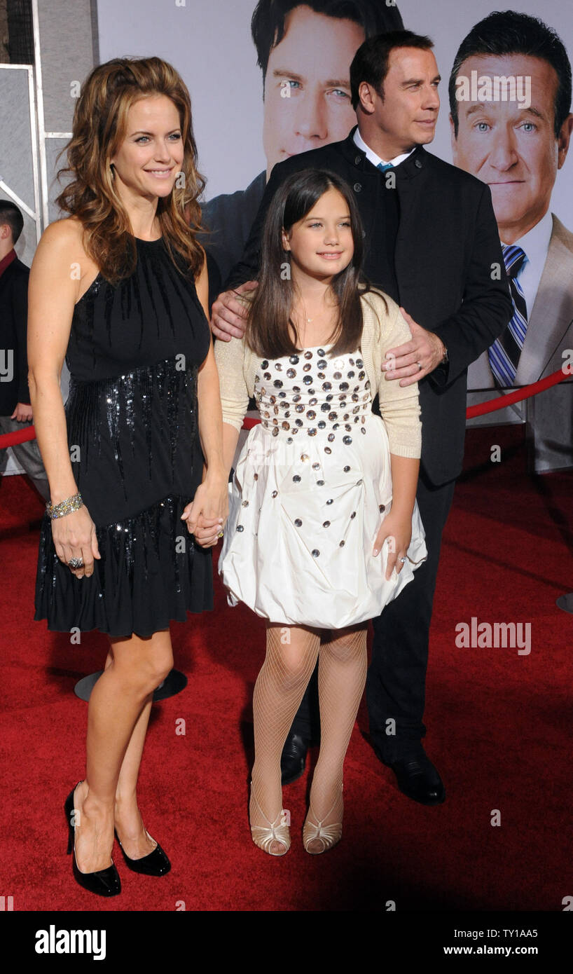 L'acteur John Travolta et sa femme Kelly Preston posent avec leur fille Ella Bleu Travolta lors de la première de leur nouvelle comédie cinéma 'Old Dogs', à l'El Capitan Theatre dans la section Hollywood de Los Angeles le 9 novembre 2009. Les trois étoiles dans le film avec Robin Williams. UPI/Jim Ruymen Banque D'Images