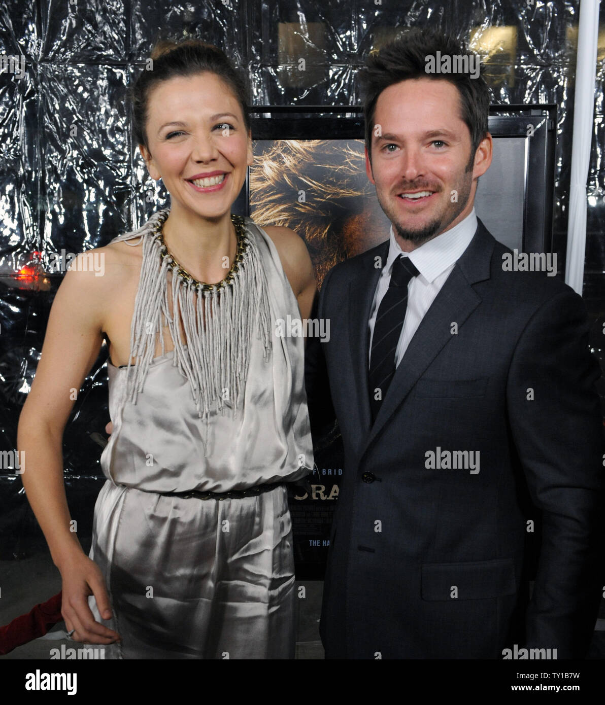 L'actrice Maggie Gyllenhaal (L), un acteur dans la motion picture drama 'Crazy Heart', arrive pour la première du film avec le réalisateur Scott Cooper à l'Academy of Motion Picture Arts & Sciences à Beverly Hills, Californie le 8 décembre 2009. UPI/Jim Ruymen Banque D'Images