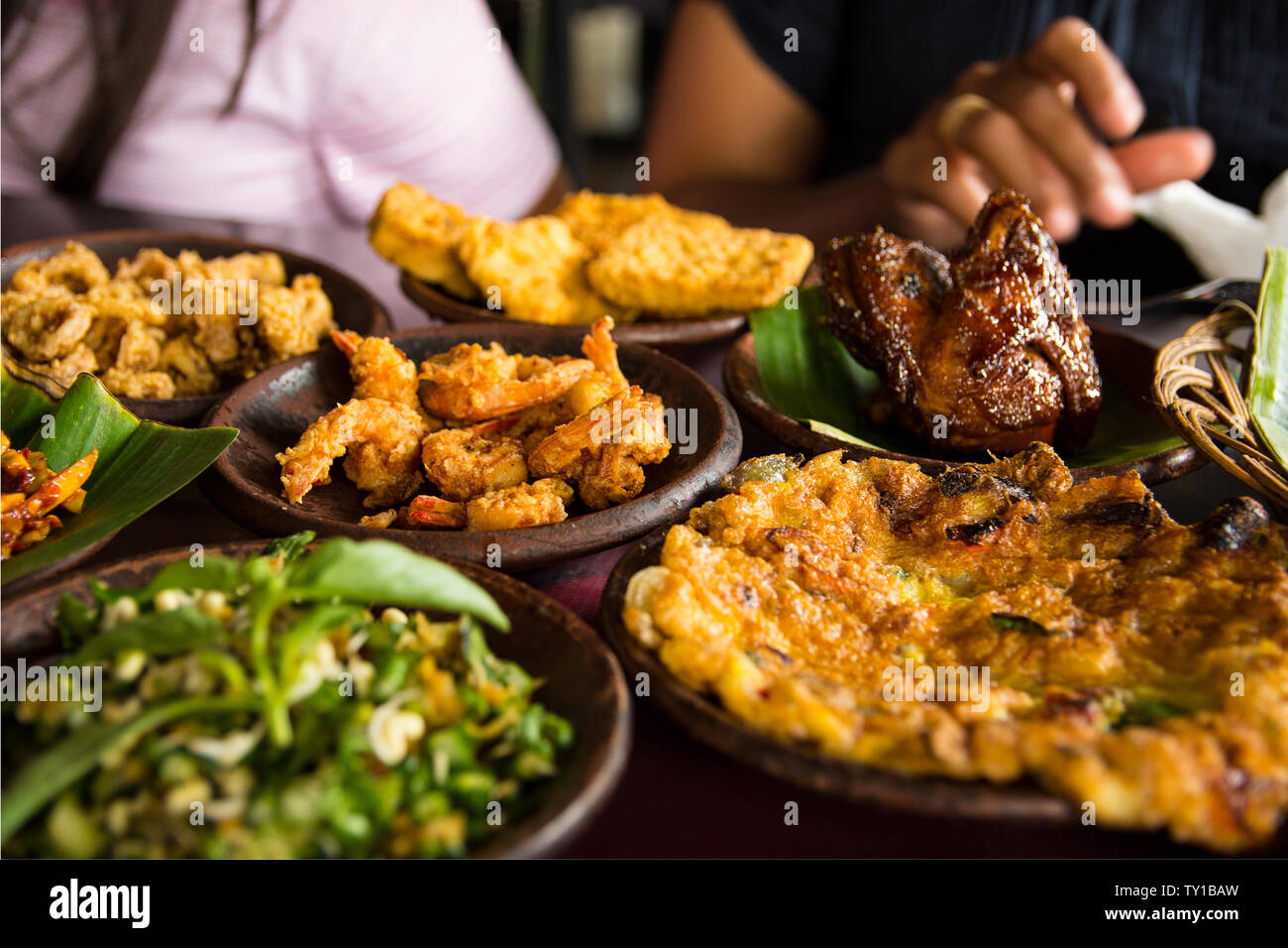 Délicieux à la nourriture indonésienne servi sur la table avec une variété de sauces de piment, riz, crevettes, poulet et omelette. Billet et de l'alimentation droit concept bof Banque D'Images
