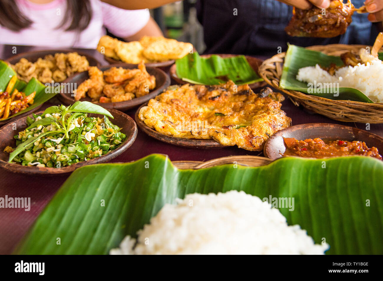 Délicieux à la nourriture indonésienne servi sur la table avec une variété de sauces de piment, riz, crevettes, poulet et omelette. Billet et de l'alimentation droit concept bof Banque D'Images