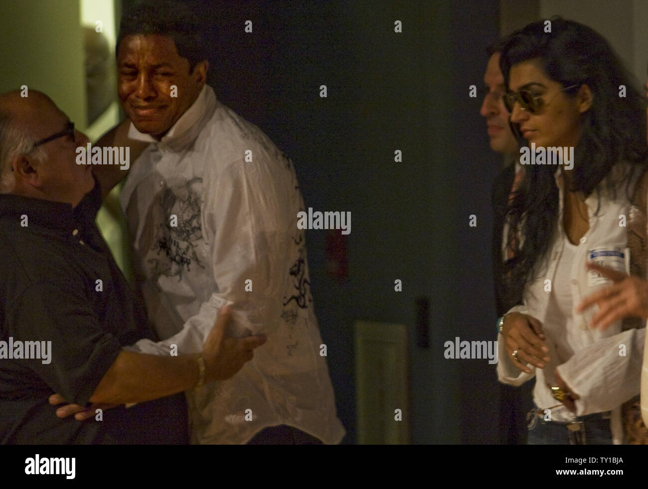 Jermaine Jackson, le frère de la pop star Michael Jackson pleure après une conférence de presse à l'UCLA Medical Center de Los Angeles, Californie le 25 juin 2009. Jermaine a annoncé la mort de son frère dans sa maison à Los Angeles. (Photo d'UPI/Hector Mata) Banque D'Images