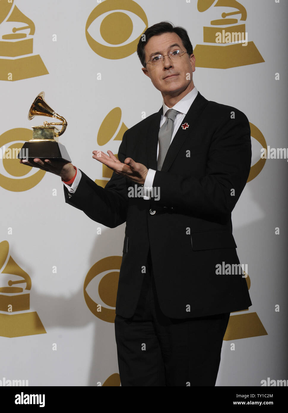 Steven Colbert détient son Grammy du meilleur album de comédie à la 52e cérémonie annuelle de remise des prix Grammy au Staples Center de Los Angeles le 31 janvier 2010. UPI/Phil McCarten Banque D'Images