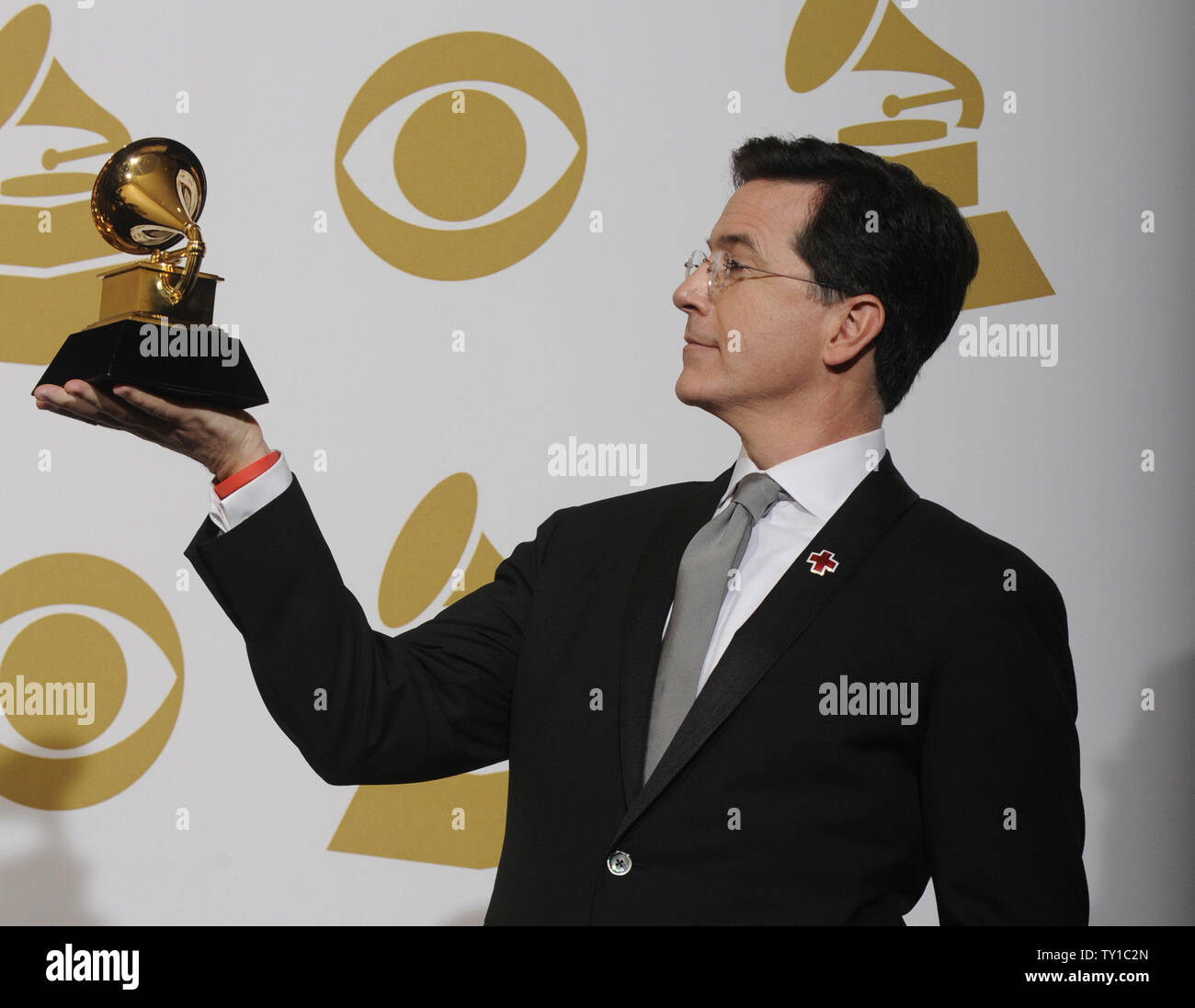 Steven Colbert détient son Grammy du meilleur album de comédie à la 52e cérémonie annuelle de remise des prix Grammy au Staples Center de Los Angeles le 31 janvier 2010. UPI/Phil McCarten Banque D'Images