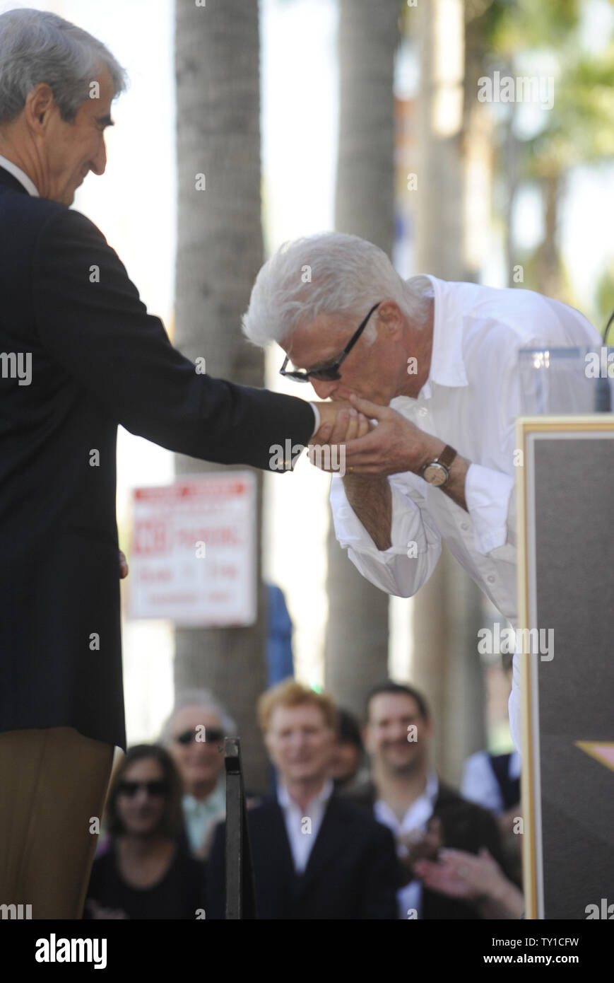 Ted Danson (R) l'embrasse la main de SAM Waterston lors d'une cérémonie où Waterston a reçu une étoile sur le Hollywood Walk of Fame à Los Angeles le 7 janvier 2010. UPI/ Phil McCarten Banque D'Images