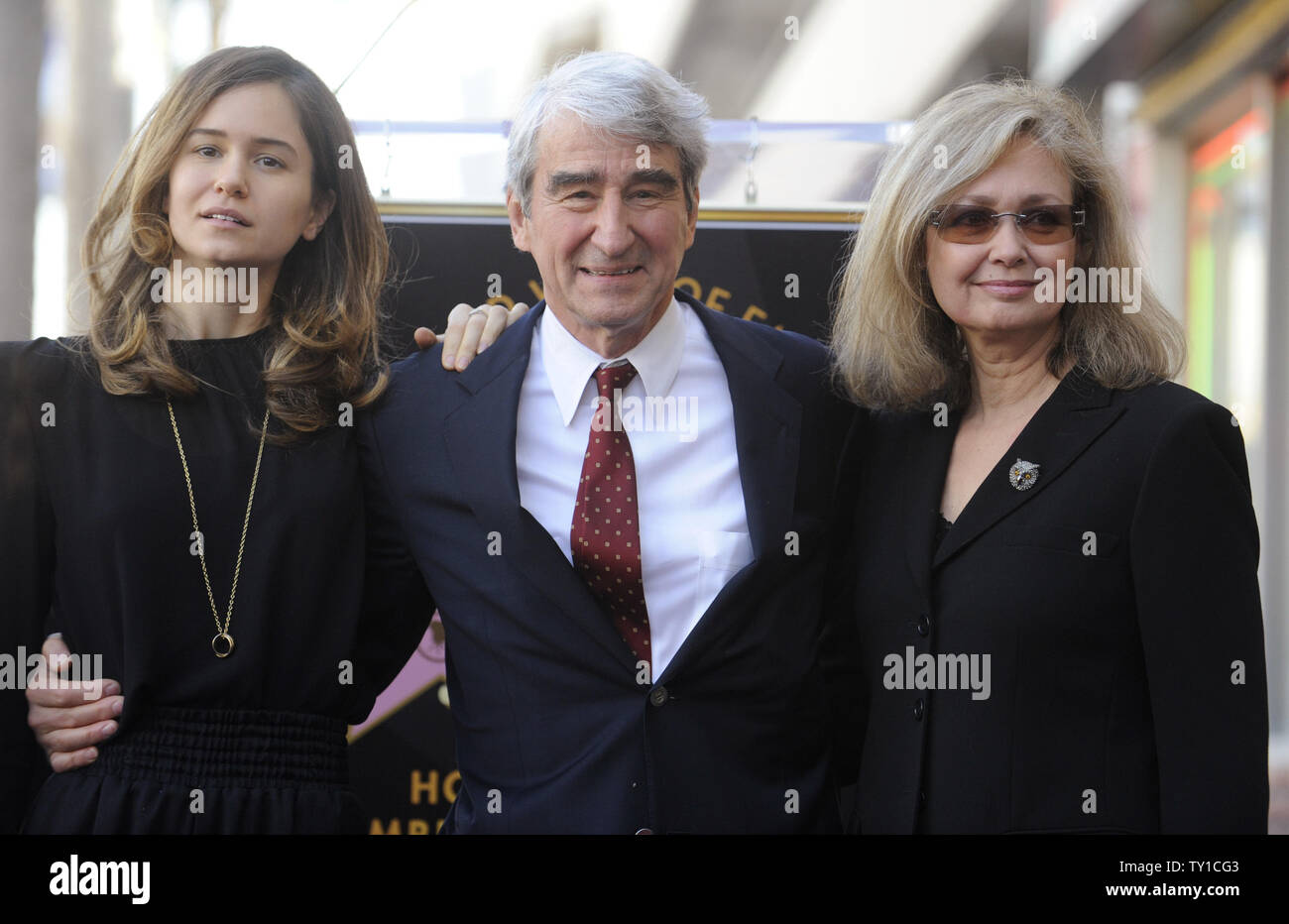 Sam Waterston (C) pose avec sa fille Katherine (L) et sa femme Lynn lors d'une cérémonie où l'acteur a reçu une étoile sur le Hollywood Walk of Fame à Los Angeles le 7 janvier 2010. UPI/ Phil McCarten Banque D'Images