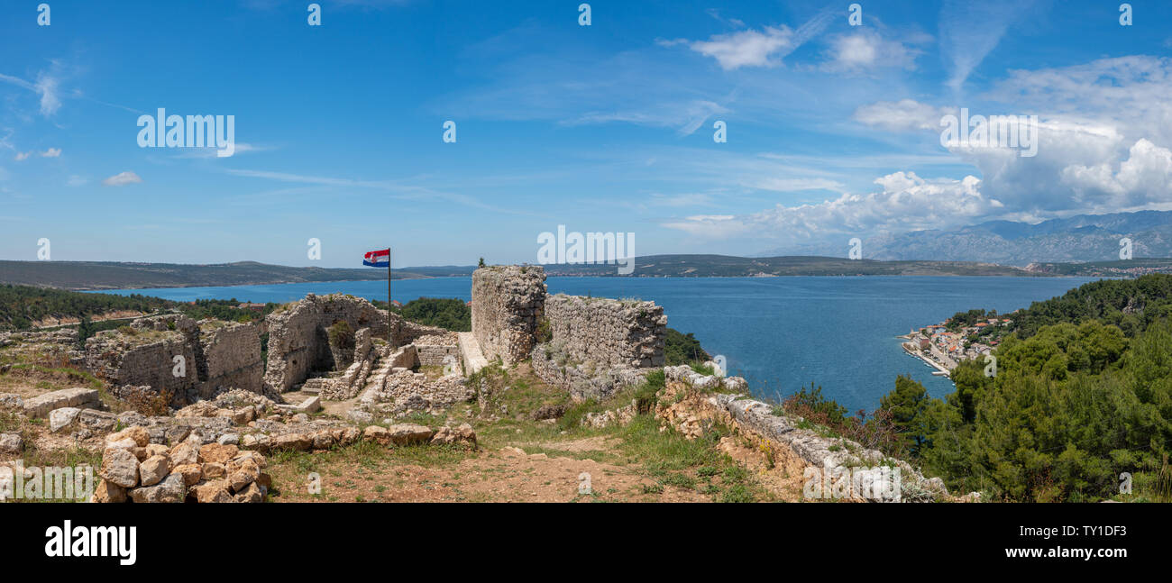 Drapeau sur le toit de la forteresse au-dessus de la ville croate de Novigrad Istria County dans Banque D'Images