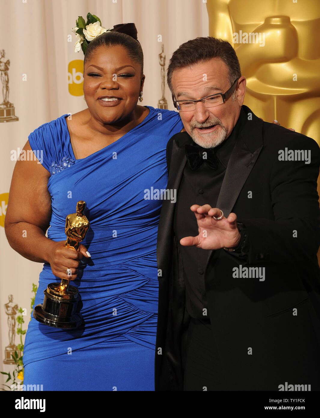 Meilleur second rôle féminin gagnant Mo'Nique apparaît backstage avec l'acteur Robin Williams et son Oscar pour 'Precious : D'après le roman 'Push' by Sapphire' à la 82e conférence annuelle de l'Academy Awards à Hollywood le 7 mars 2010. UPI/Jim Ruymen Banque D'Images