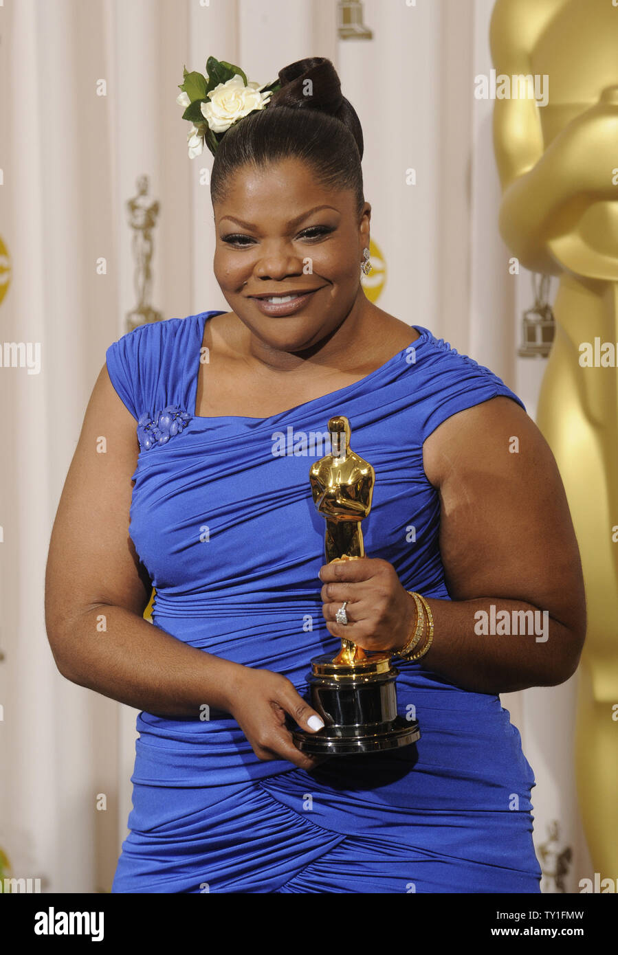 Meilleur second rôle féminin gagnant Mo'Nique apparaît backstage avec son Oscar pour 'Precious : D'après le roman 'Push' by Sapphire' à la 82e conférence annuelle de l'Academy Awards à Hollywood le 7 mars 2010. UPI/Phil McCarten Banque D'Images