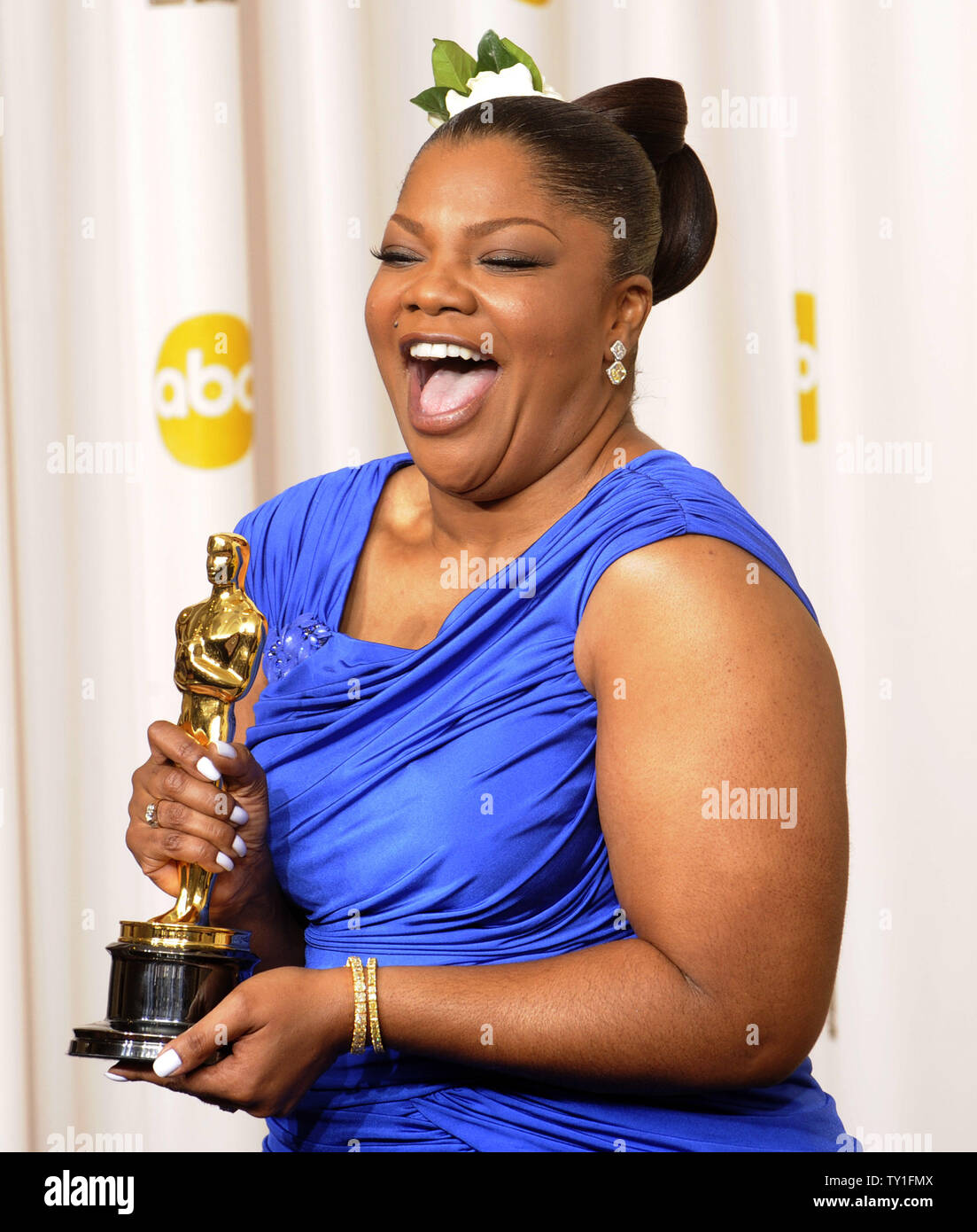 Meilleur second rôle féminin gagnant Mo'Nique apparaît backstage avec son Oscar pour 'Precious : D'après le roman 'Push' by Sapphire' à la 82e conférence annuelle de l'Academy Awards à Hollywood le 7 mars 2010. UPI/Phil McCarten Banque D'Images