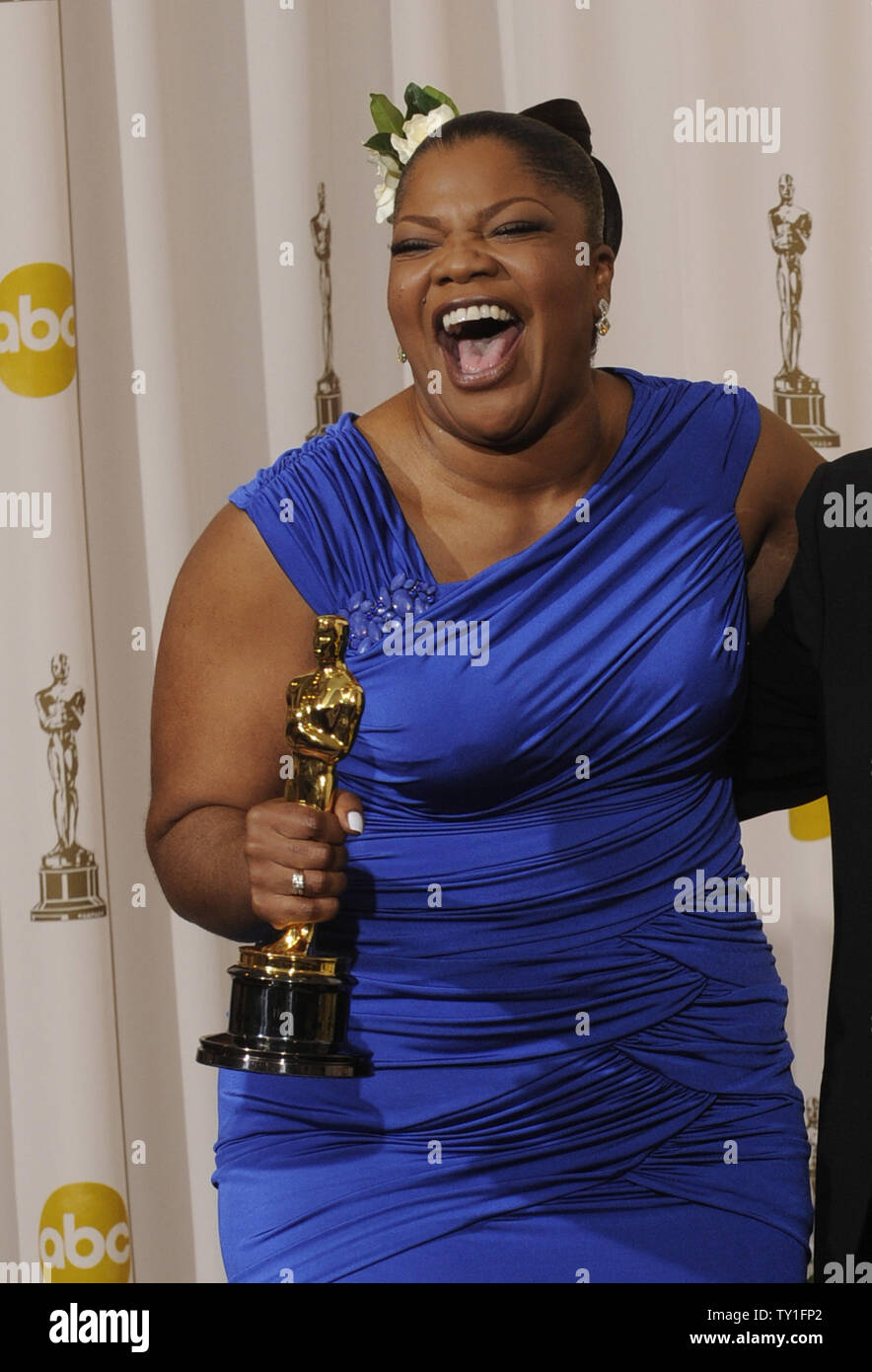 Meilleur second rôle féminin gagnant Mo'Nique apparaît backstage avec son Oscar pour 'Precious : D'après le roman 'Push' by Sapphire' à la 82e conférence annuelle de l'Academy Awards à Hollywood le 7 mars 2010. UPI/Phil McCarten Banque D'Images
