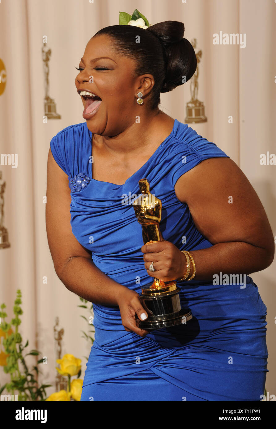 Meilleur second rôle féminin gagnant Mo'Nique tient son Oscar pour sa performance dans 'Precious' à la 82e conférence annuelle de l'Academy Awards à Hollywood le 7 mars 2010. UPI/Jim Ruymen Banque D'Images