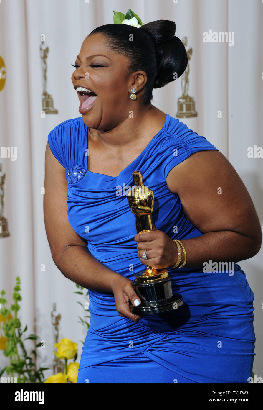 Meilleur second rôle féminin gagnant Mo'Nique tient son Oscar pour sa performance dans 'Precious' à la 82e conférence annuelle de l'Academy Awards à Hollywood le 7 mars 2010. UPI/Jim Ruymen Banque D'Images