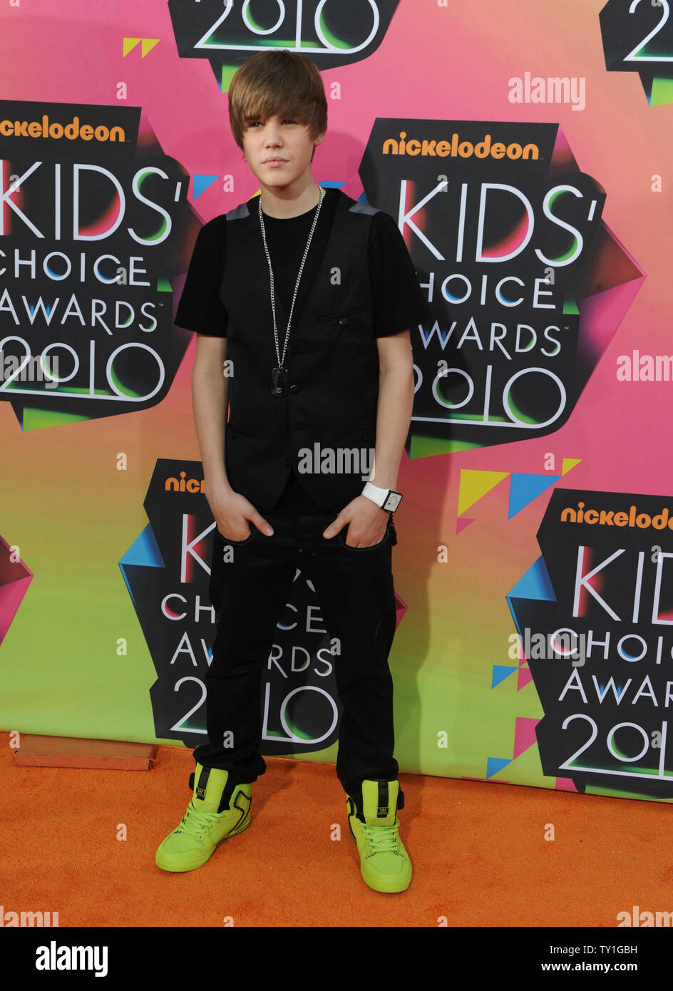 Chanteur Justin Bieber arrive au 23e congrès annuel du Nickelodeon Kids' Choice Awards qui a eu lieu à l'UCLA's Pauley Pavilion à Los Angeles le 27 mars 2010. UPI/Jim Ruymen Banque D'Images