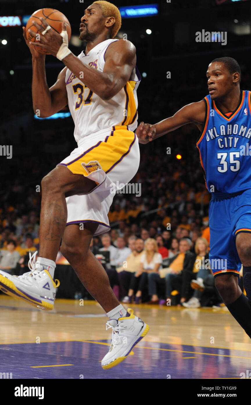 Los Angeles Lakers' Ron Objet fabriqué avant le rebond prend le contrôle du cours des Oklahoma City Thunder Kevin Durant l'avant au cours de la première moitié de la partie 1 de la Conférence de l'Ouest, de sept la série éliminatoire au Staples Center de Los Angeles le 18 avril 2010. Les Lakers défait le Thunder 87-79. UPI/Jim Ruymen Banque D'Images