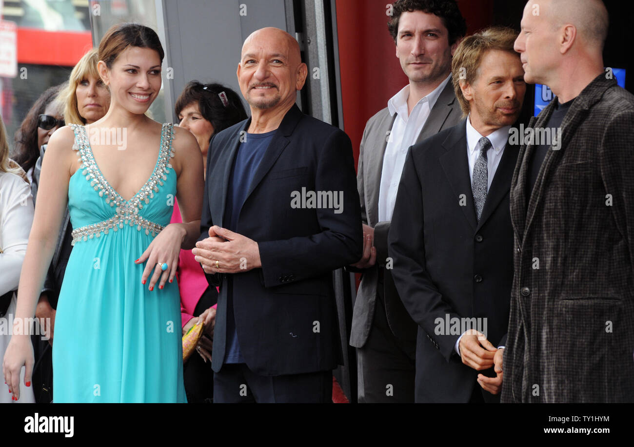 Bruce Willis Et Son Fils L'acteur Ben Kingsley (2e-L) est applaudi par son épouse Daniela Lavender,  fils Edmund Kingsley, producteur Jerry Bruckheimer et l'acteur Bruce Willis  (L-R) au cours d'une cérémonie de dévoilement d'honorer avec le 2,410ème
