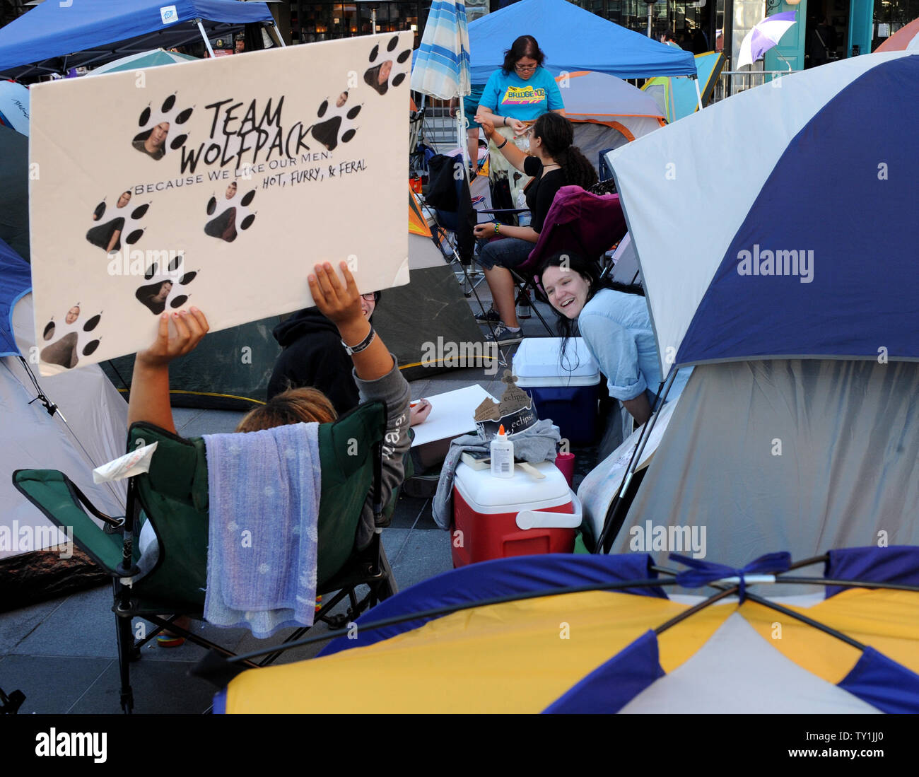 'Twilight' fans camp au Nokia Plaza pendant qu'ils attendent pour le jeudi le "Twilight Saga : Eclipse' première mondiale à Los Angeles le 21 juin 2010. UPI/Jim Ruymen Banque D'Images 'Twilight' fans camp au Nokia Plaza pendant qu'ils attendent pour le jeudi le "Twilight Saga : Eclipse' première mondiale à Los Angeles le 21 juin 2010. UPI/Jim Ruymen Banque D'Images