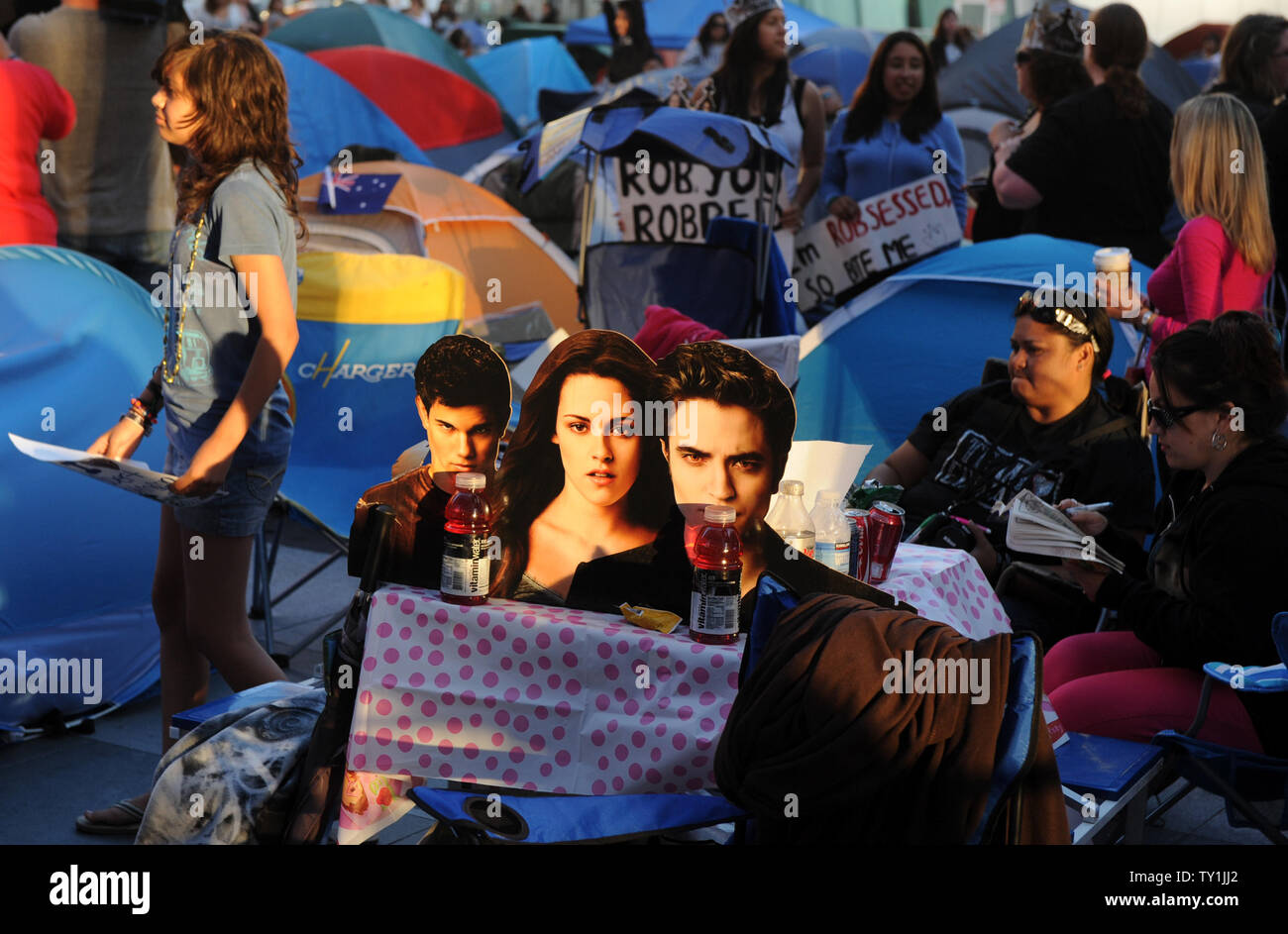 'Twilight' fans camp au Nokia Plaza pendant qu'ils attendent pour le jeudi le "Twilight Saga : Eclipse' première mondiale à Los Angeles le 21 juin 2010. UPI/Jim Ruymen Banque D'Images 'Twilight' fans camp au Nokia Plaza pendant qu'ils attendent pour le jeudi le "Twilight Saga : Eclipse' première mondiale à Los Angeles le 21 juin 2010. UPI/Jim Ruymen Banque D'Images