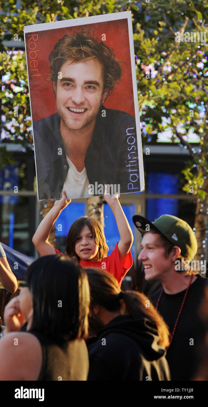 'Twilight' fans camp au Nokia Plaza pendant qu'ils attendent pour le jeudi le "Twilight Saga : Eclipse' première mondiale à Los Angeles le 21 juin 2010. UPI/Jim Ruymen Banque D'Images 'Twilight' fans camp au Nokia Plaza pendant qu'ils attendent pour le jeudi le "Twilight Saga : Eclipse' première mondiale à Los Angeles le 21 juin 2010. UPI/Jim Ruymen Banque D'Images