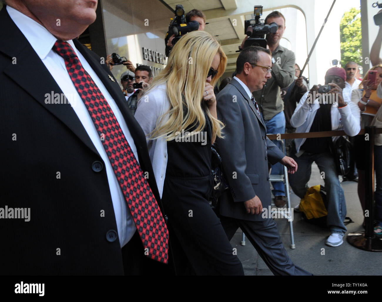 L'actrice Lindsay Lohan quitte le palais de justice de Beverly Hills suite à la condamnation par le juge de la Cour supérieure a Marsha Revel lors d'une audience sur l'état de probation à Beverly Hills, Californie le 6 juillet 2010. Revel condamné Lohan à 90 jours de prison mardi après le jugement qu'elle a violé la probation en 2007 une affaire de drogue en omettant de l'alcool, sur l'ordre des classes de l'éducation. UPI/Jim Ruymen Banque D'Images