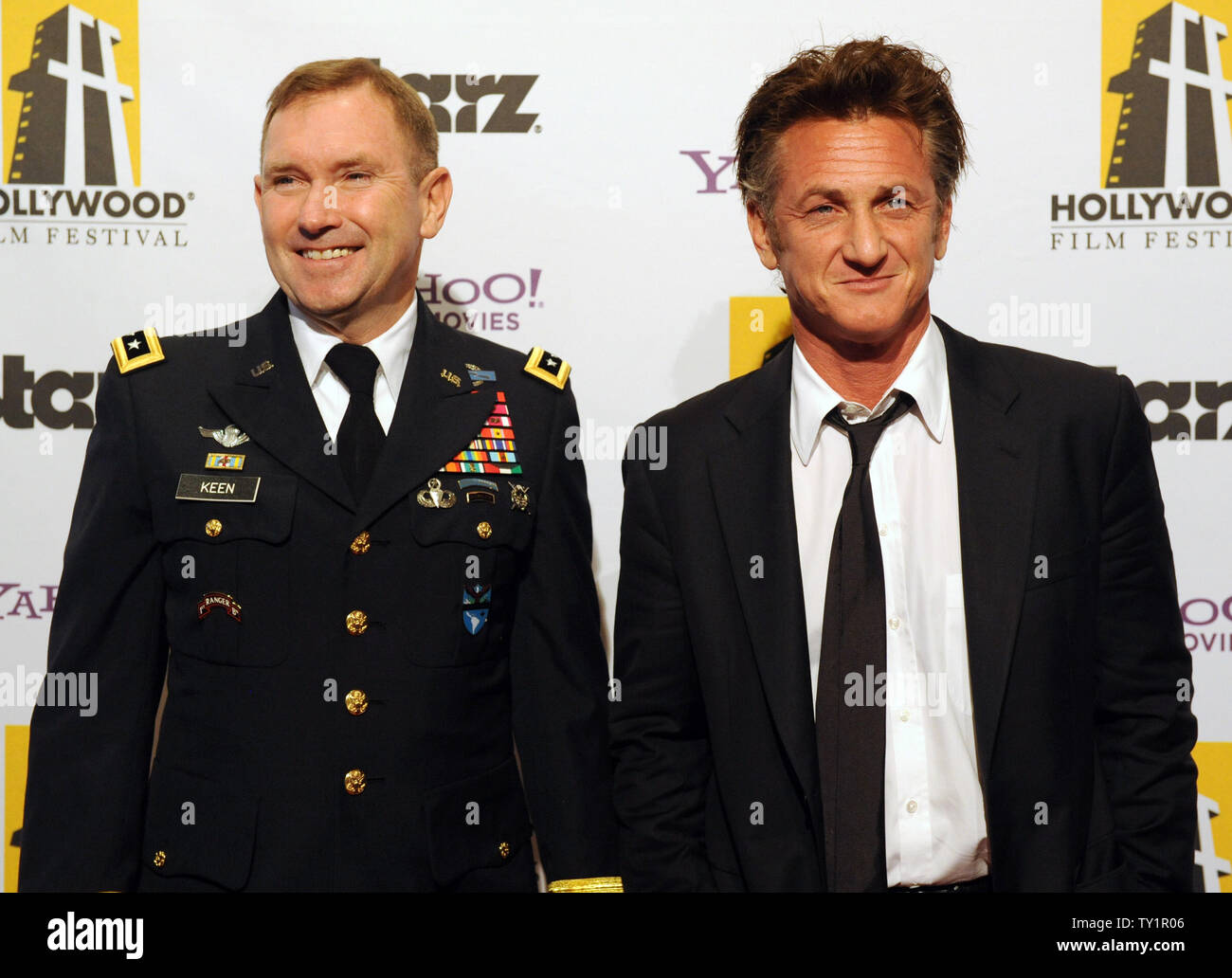 Sean Penn (R) récipiendaire du Prix humanitaire de l'armée des États-Unis et le lieutenant-général Ken Keen, chef de l'armée américaine les efforts de secours en Haïti, arrivent sur le tapis rouge pour la 14e édition du Festival du film de Hollywood Awards présenté par Starz Entertainment au Beverly Hilton Hotel à Beverly Hills, Californie le 25 octobre 2010. Les lauréats : Sean Penn, Sylvester Stallone, Annette Bening, Robert Duval et Zach Galifanakis. UPI/Jim Ruymen Banque D'Images