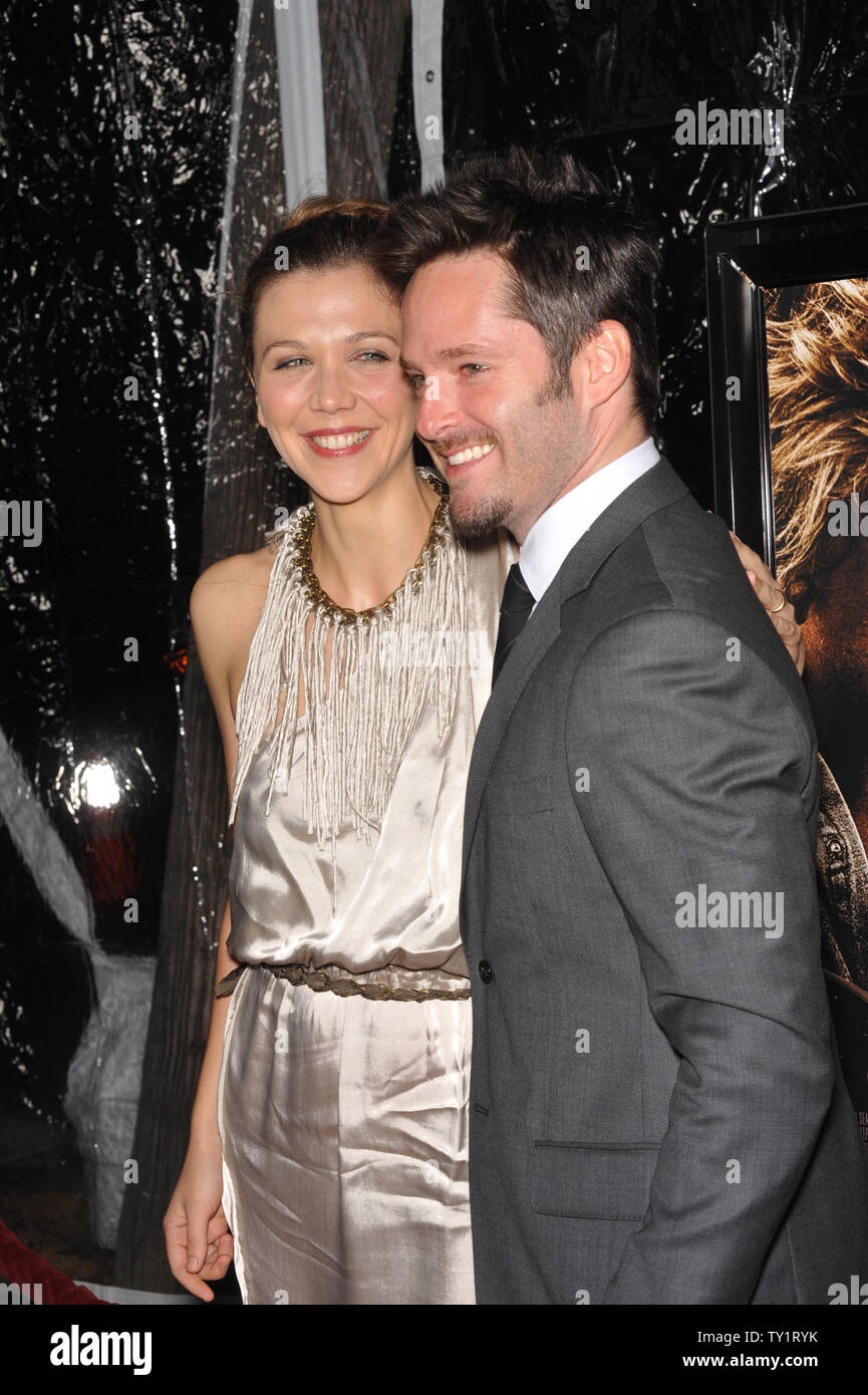 LOS ANGELES, CA. 08 décembre 2009 : Maggie Gyllenhaal & scénariste/réalisateur Scott Cooper au Los Angeles première de leur nouveau film 'Crazy Heart' à l'Academy of Motion Picture Arts & Sciences à Beverly Hills. © 2009 Paul Smith / Featureflash Banque D'Images