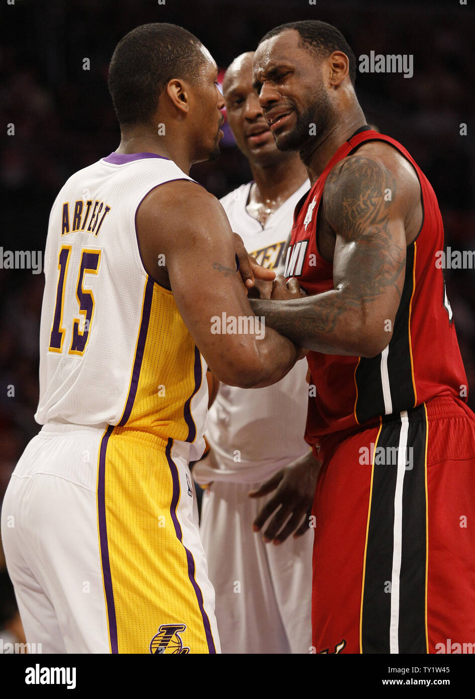 Los Angeles Lakers petit ailier Ron Objet fabriqué (15) et le Miami Heat petit ailier LeBron James (6) obtenir empêtré dans la première moitié de leur basket de la NBA à Los Angeles le 25 décembre 2010. UPI/Lori Shepler Banque D'Images