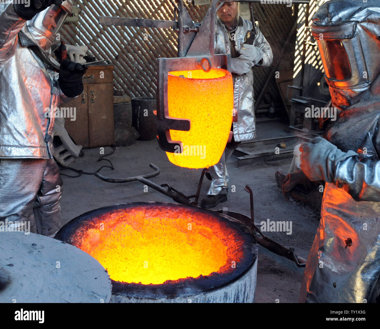 Les travailleurs de fire convient à se préparer à verser dans des moules en métal bronze fondu pendant le coulage de la Screen Actors Guild Award statuettes, à l'American Fine Arts Foundry le 21 janvier 2011 à Burbank, Californie. La remise des prix auront lieu à Los Angeles le 30 janvier. UPI/Jim Ruymen Banque D'Images