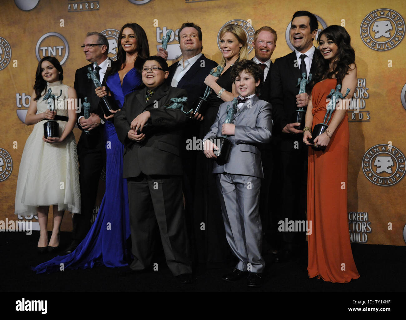 La distribution de 'Modern Family' pose en coulisses après avoir remporté l'ensemble dans une série comique award à la 17e édition des Screen Actors Guild Awards tenue au Shrine Auditorium à Los Angeles le 30 janvier 2011. UPI/Phil McCarten Banque D'Images