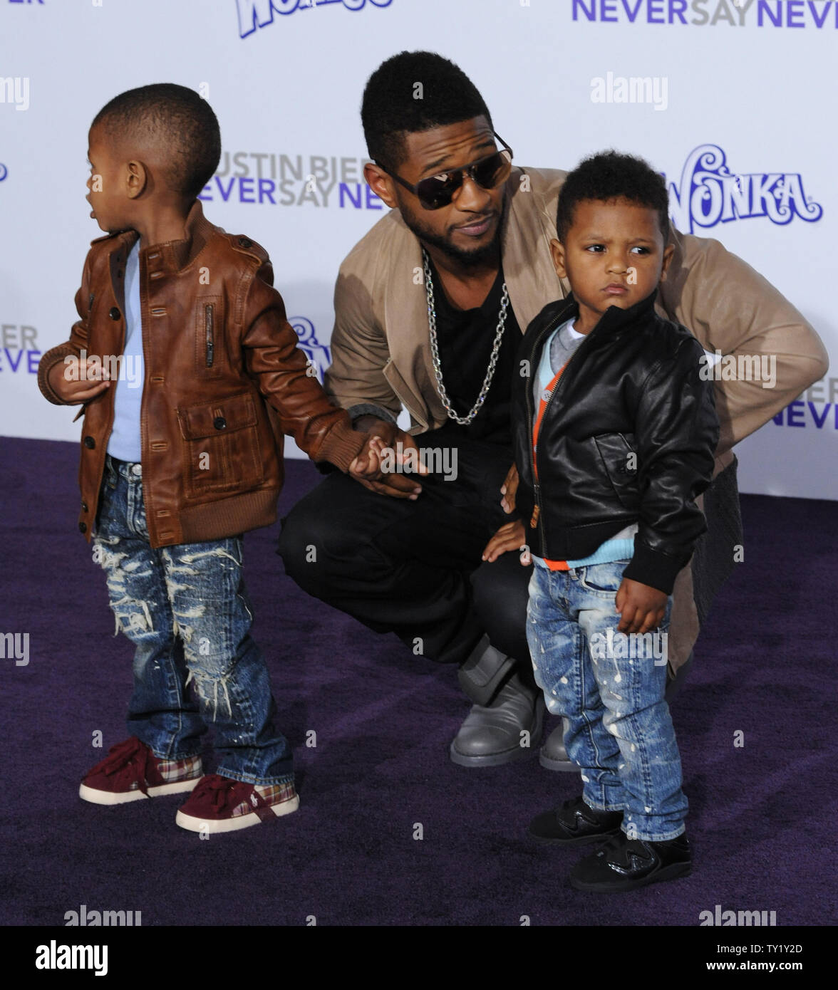 Usher (C) arrive avec ses fils Naviyd Ely Raymond (L) et Usher Raymond V de la première de l'3D motion photo documentaire 'Justin Bieber : ne jamais dire jamais' au Nokia Theatre de Los Angeles le 8 février 2011. UPI/Jim Ruymen Banque D'Images