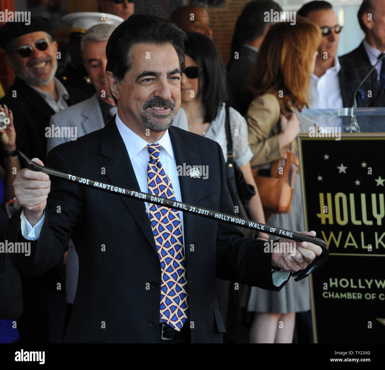 L'acteur Joe Mantegna est titulaire d'une biche qui lui a été présenté par le dramaturge David Mamet, lors d'une cérémonie de dévoilement d'honorer avec le Mantegna 2,438ème étoile du Hollywood Walk of Fame à Los Angeles le 29 avril 2011. Mamet a donné la biche comme un gag, Mantegna, lorsqu'il a entendu dire qu'il devenait une star, c'était une façon d'obtenir un. UPI/Jim Ruymen Banque D'Images