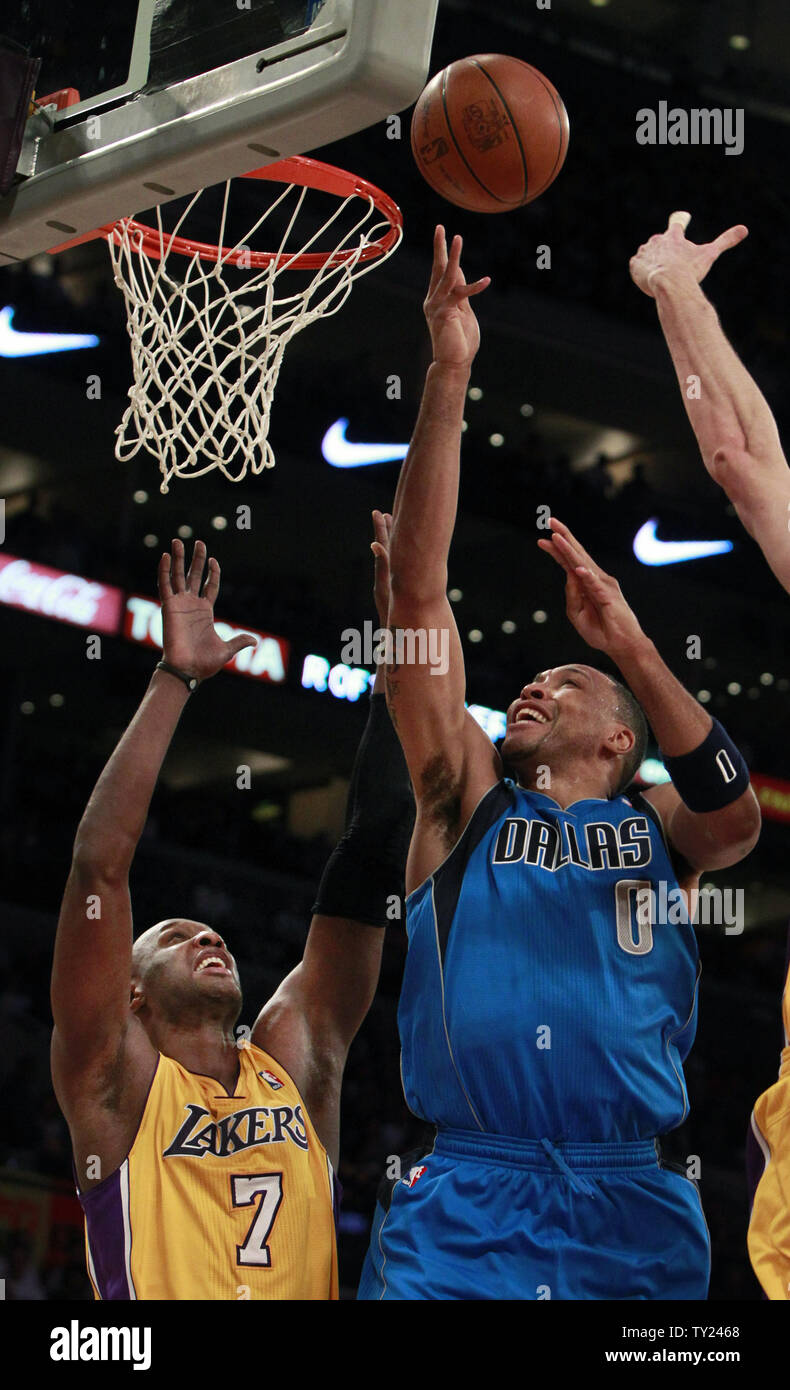 Dallas Mavericks' Shawn Marion, droite, est défendu par Los Angeles Lakers' Lamar Odom dans la première moitié du match 2 de la demi-finale de conférence de l'Ouest le 4 mai 2011. Les Mavericks a battu les Lakers 93-81et conduire le meilleur-de-sept séries 2-0. UPI/Christine Cotter Banque D'Images