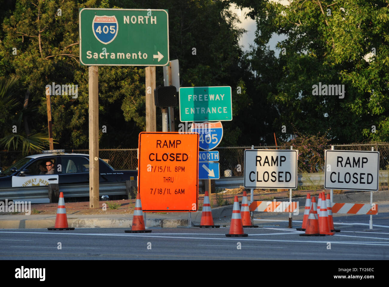 Un véhicule de patrouille routière de la Californie impose la fermeture de l'autoroute Interstate 405 à une rampe à l'entrée à Los Angeles durant les 53 heures de fermeture d'autoroute total le 16 juillet 2011. Les perturbations de la circulation massive attendus au cours de la région n'a pas eu lieu. Le pont est en cours de démolition dans le cadre d'un projet de 1 milliard de dollars pour ajouter des voies de covoiturage et à apporter d'autres améliorations le long de l'autoroute 405 du comté d'Orange de la ville de San Fernando. UPI/Jim Ruymen Banque D'Images