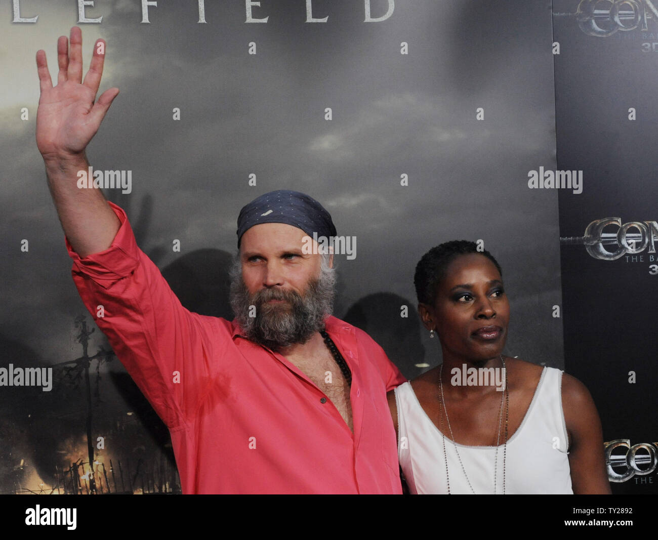 Directeur allemand Marcus Nispel (L) assiste à la première de son nouveau film horror fantasy 'Conan le barbare', avec sa femme, auteur-compositeur Dyan Humes au Regal Theatre de Los Angeles le 11 août 2011. UPI/Jim Ruymen Banque D'Images