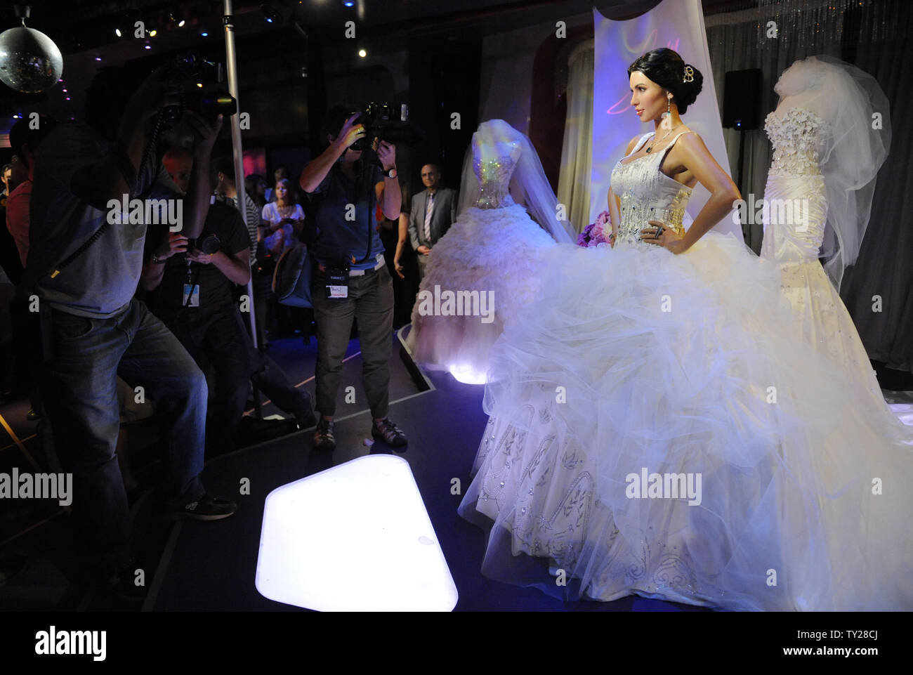 La nouvelle robe de mariage de Kim Kardashian en cire est dévoilé à Madame  Tussaud's dans la section Hollywood de Los Angeles le 18 août 2011.  Kardashian est soi-disant pour se marier