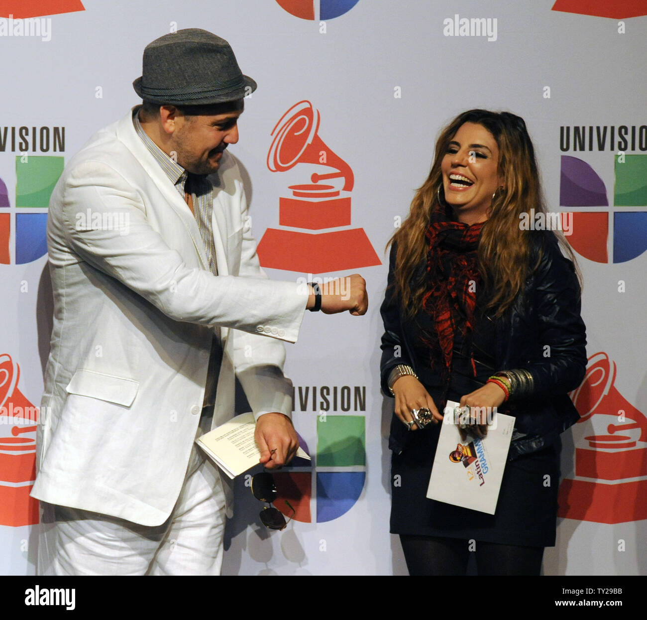 Les chanteurs de l'Amérique latine Desmond Child (L) et Lena Burke de Alex, Jorge y Lena, célébrer leurs mises en candidature pour la 12e édition annuelle du Latin Grammy Awards, lors d'une conférence de presse à l'Avalon Theatre dans la section Hollywood de Los Angeles le 14 septembre 2011. Le nom des gagnants sera annoncé à Las Vegas le 10 novembre. UPI/Jim Ruymen Banque D'Images