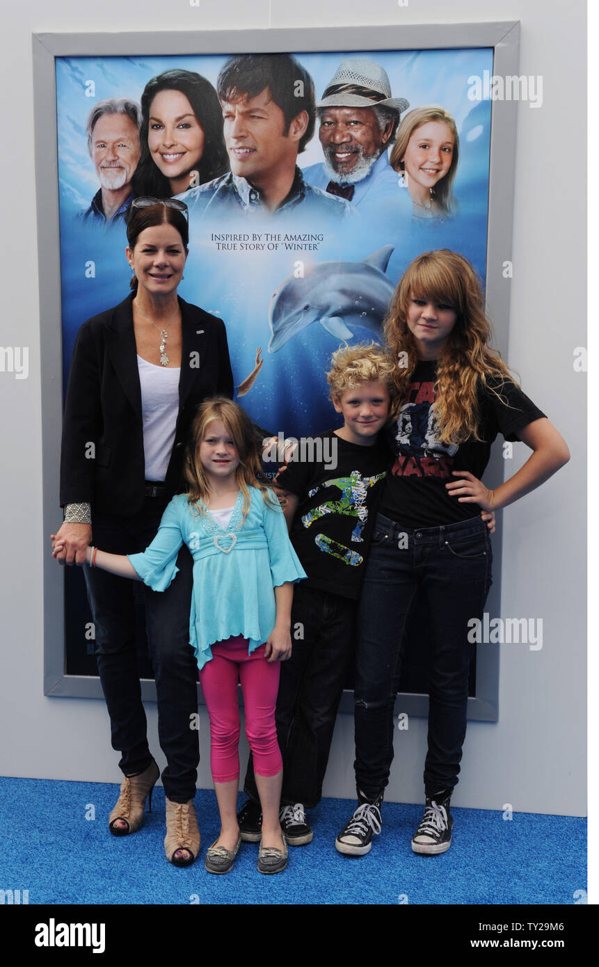 L'actrice Marcia Gay Harden assiste à la première de the motion picture drame familial 'Dolphin Tale', avec ses enfants Julitta Dee Scheel, Eulala Scheel et Hudson Scheel (L-R) à Los Angeles le 17 septembre 2011. UPI/Jim Ruymen Banque D'Images