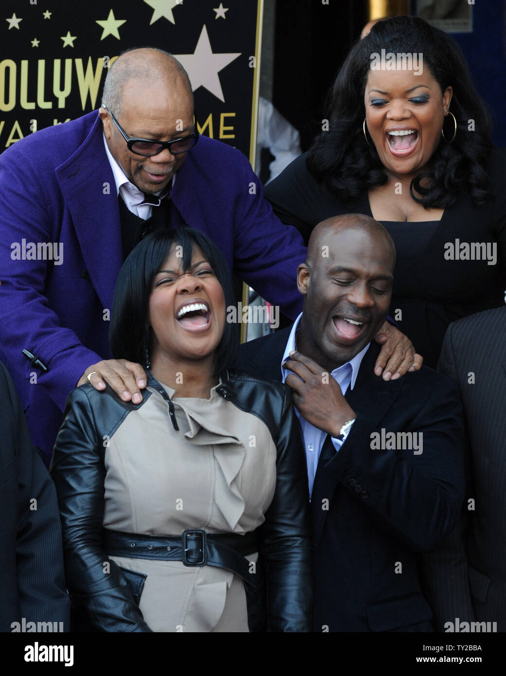 Gospel singers et musicien CeCe Winans (L) et BeBe Winans (R, l'avant-plan), célébrer avec le producteur Quincy Jones (L, arrière) et l'actrice Yvette Nicole Brown lors d'une cérémonie de dévoilement les honorer avec le 2,452ème étoile sur le Hollywood Walk of Fame à Los Angeles le 20 octobre 2011. UPI/Jim Ruymen Banque D'Images