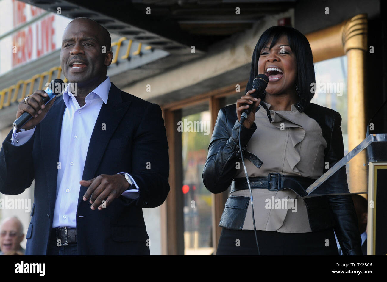 Chanteurs et musiciens Gospel BeBe Winans (L) et CeCe Winans fonctionner lors d'une cérémonie de dévoilement les honorer avec le 2,452ème étoile sur le Hollywood Walk of Fame à Los Angeles le 20 octobre 2011. UPI/Jim Ruymen Banque D'Images