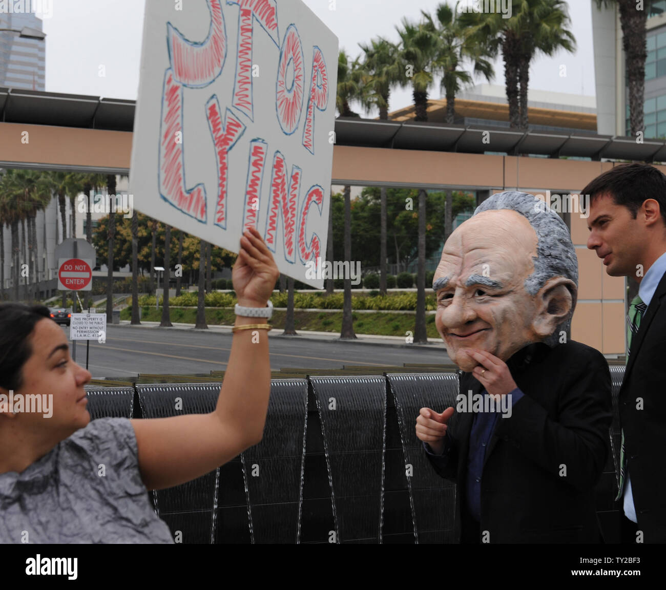 Un manifestant habillé en chef de News Corp. Rupert Murdock est vu avec les manifestants en face de la 20th Century Fox Studios à Los Angeles le 21 octobre 2011. Quelques dizaines de personnes se sont présentées pour démontrer à l'extérieur de Fox Studios où News Corp. tient son assemblée annuelle des actionnaires. Murdoch fait face à des actionnaires avec petites participations dans son entreprise pour la première fois depuis un téléphone-le scandale a éclaté en juillet. UPI/Jim Ruymen Banque D'Images