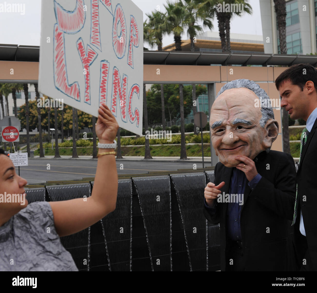 Un manifestant habillé en chef de News Corp. Rupert Murdock est vu avec les manifestants en face de la 20th Century Fox Studios à Los Angeles le 21 octobre 2011. Quelques dizaines de personnes se sont présentées pour démontrer à l'extérieur de Fox Studios où News Corp. tient son assemblée annuelle des actionnaires. Murdoch fait face à des actionnaires avec petites participations dans son entreprise pour la première fois depuis un téléphone-le scandale a éclaté en juillet. UPI/Jim Ruymen Banque D'Images