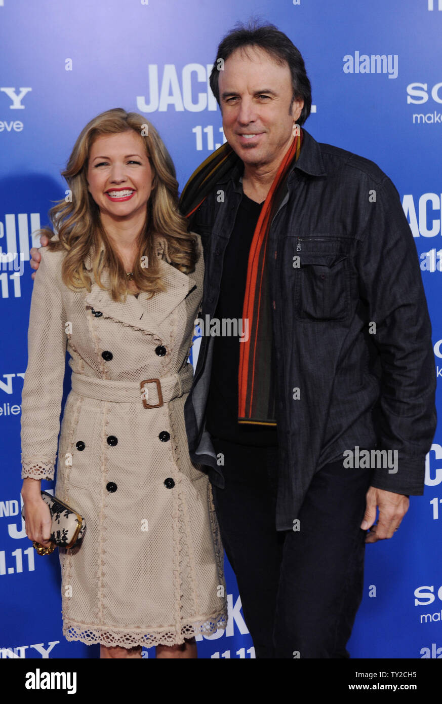 Acteur Kevin Nealon et son épouse Susan Yeagley assister à la première de the motion picture comédie 'Jack et Jill' au Regency Village Theatre dans la section de Westwood Los Angeles le 6 novembre 2011. UPU/Jim Ruymen Banque D'Images