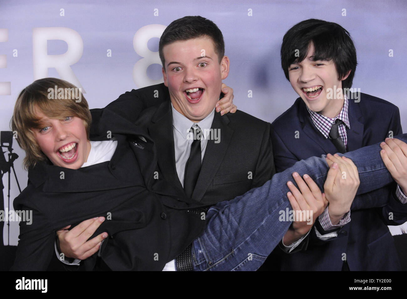 Acteurs (L-R), Riley Griffiths, Ryan Lee, Zach Mills et assister à une projection du film 'Super 8' s'est tenue à l'Academy of Motion Picture Arts and Sciences, Samuel Goldwyn Theatre de Los Angeles, Californie le 22 novembre 2011. UPI/ Phil McCarten Banque D'Images